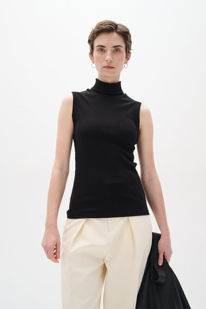 Camisole Dagna sans manches, col montant en jersey côtelé noir, coupe ajustée et élégante, parfaite pour le style quotidien.