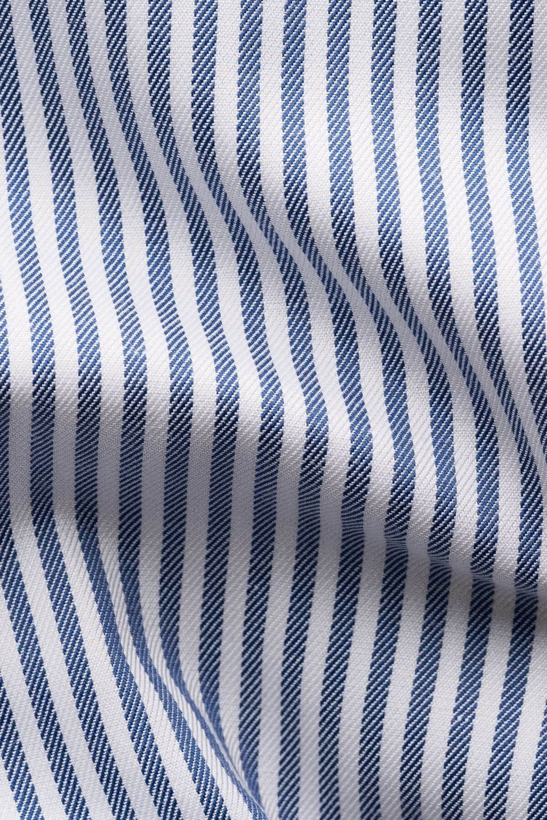 Chemise lignée élégante et intemporelle avec rayures bleu marine sur fond clair en coton doux.