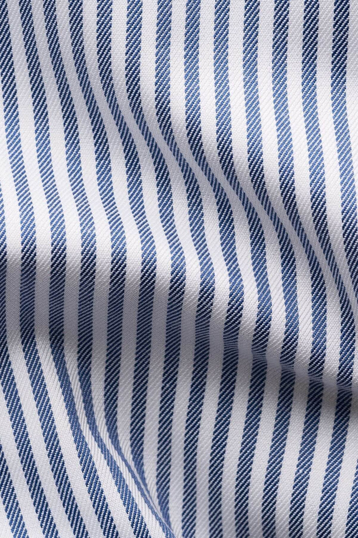 Chemise lignée élégante et intemporelle avec rayures bleu marine sur fond clair en coton doux.