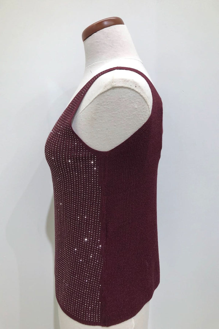 Camisole en V scintillante bordeaux, tissu tricoté léger avec éclat, coupe droite et fluide, style chic.
