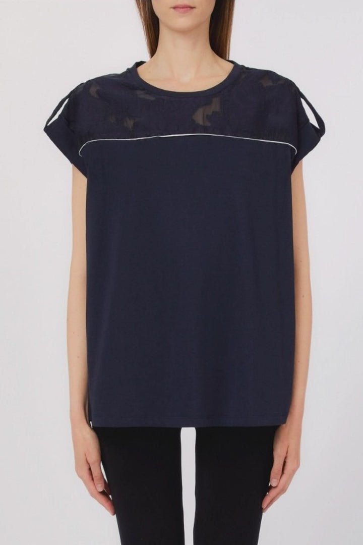 T-shirt with contrasting details