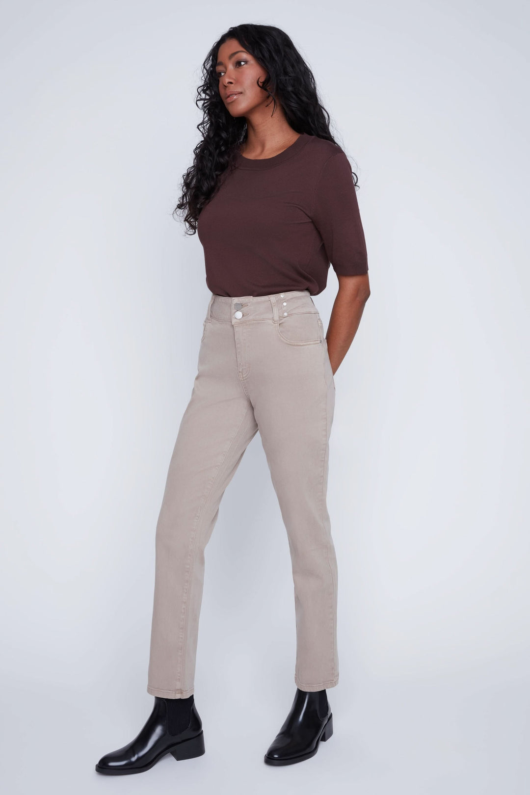 Pantalon en tencel taille haute, coupe droite, porté avec un haut ajusté, style décontracté et professionnel.