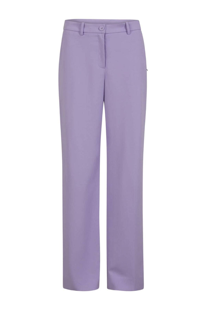 Pantalon à jambes larges en violet, parfait pour le bureau ou les occasions spéciales, avec poches et ceinture.