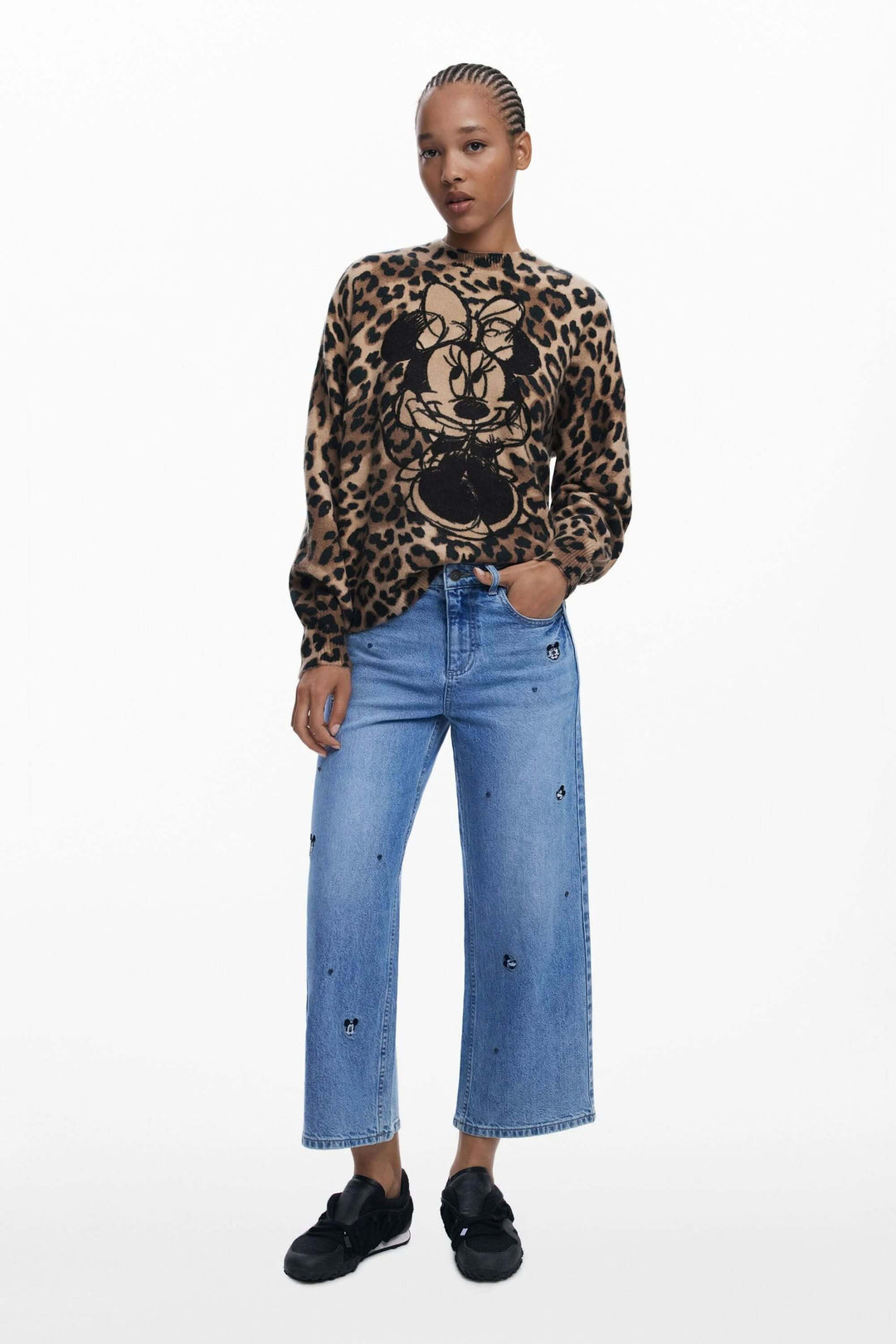 Chandail imprimé animal avec portrait stylisé de Minnie Mouse, porté avec un jean décontracté.