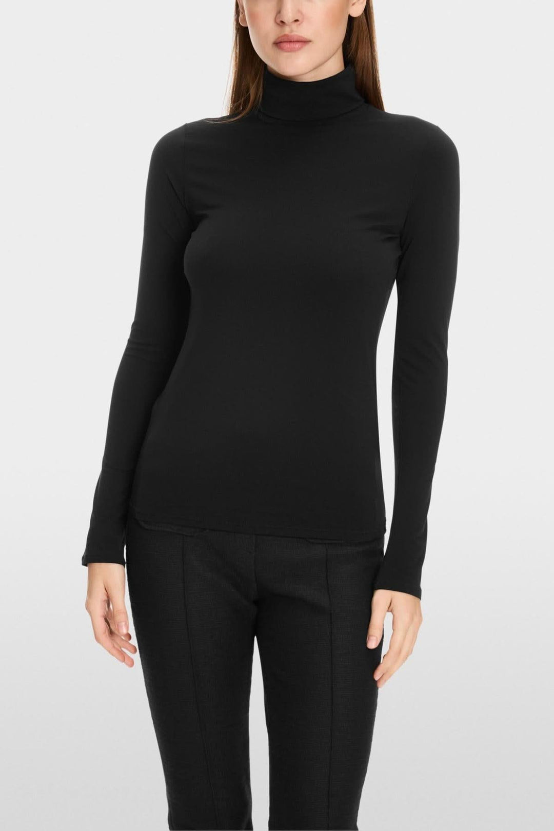 Chandail à col roulé noir, coupe cintrée et tissu extensible pour un confort optimal.