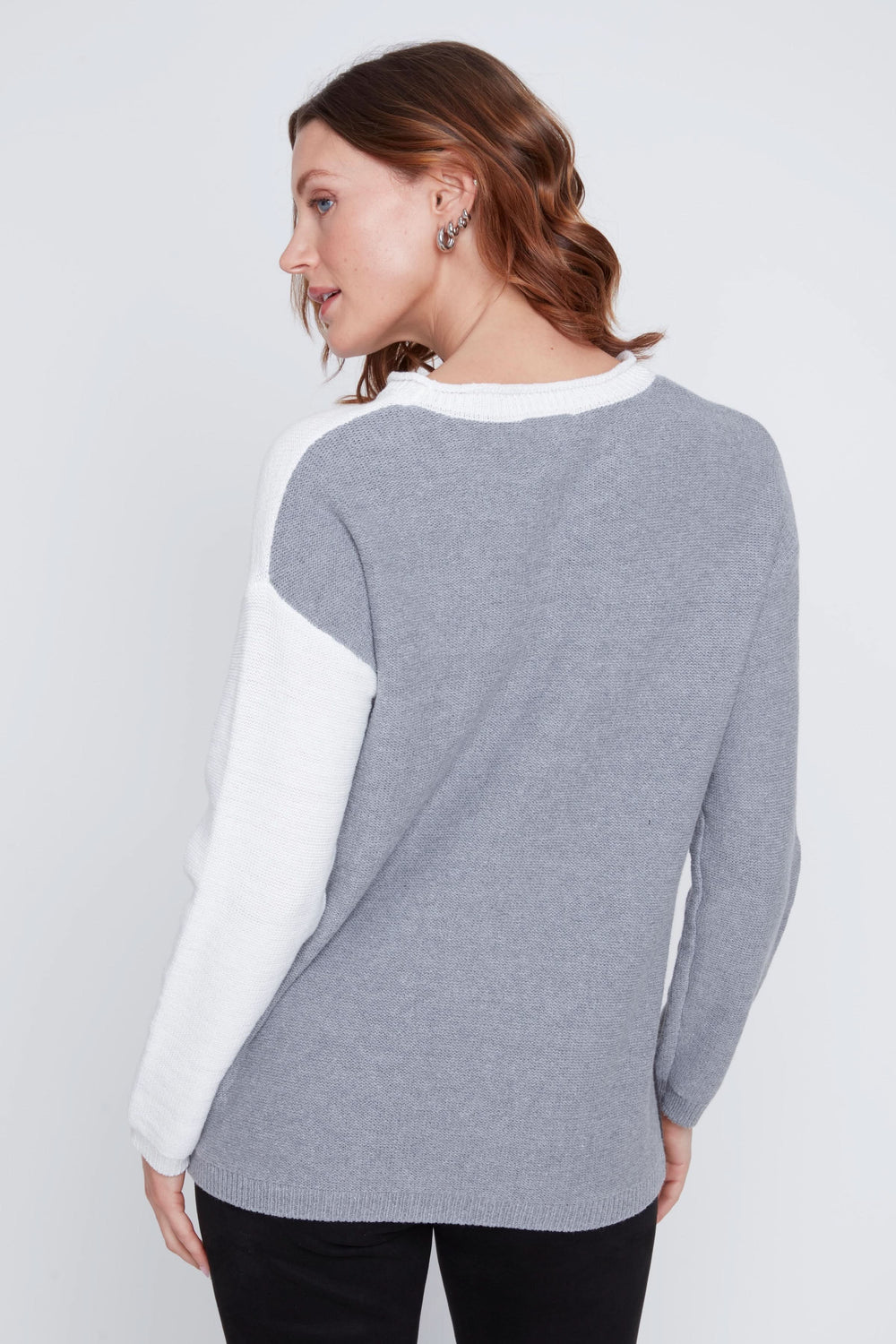 Chandail à manches longues en dégradé gris et blanc, offrant une coupe droite moderne et confortable.