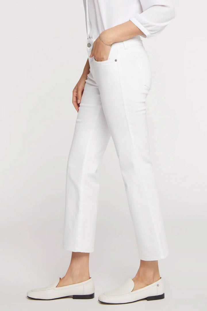 Pantalon Marilyn blanc, coupe classique jusqu'à la cheville, style à cinq poches et fermeture boutonnée.