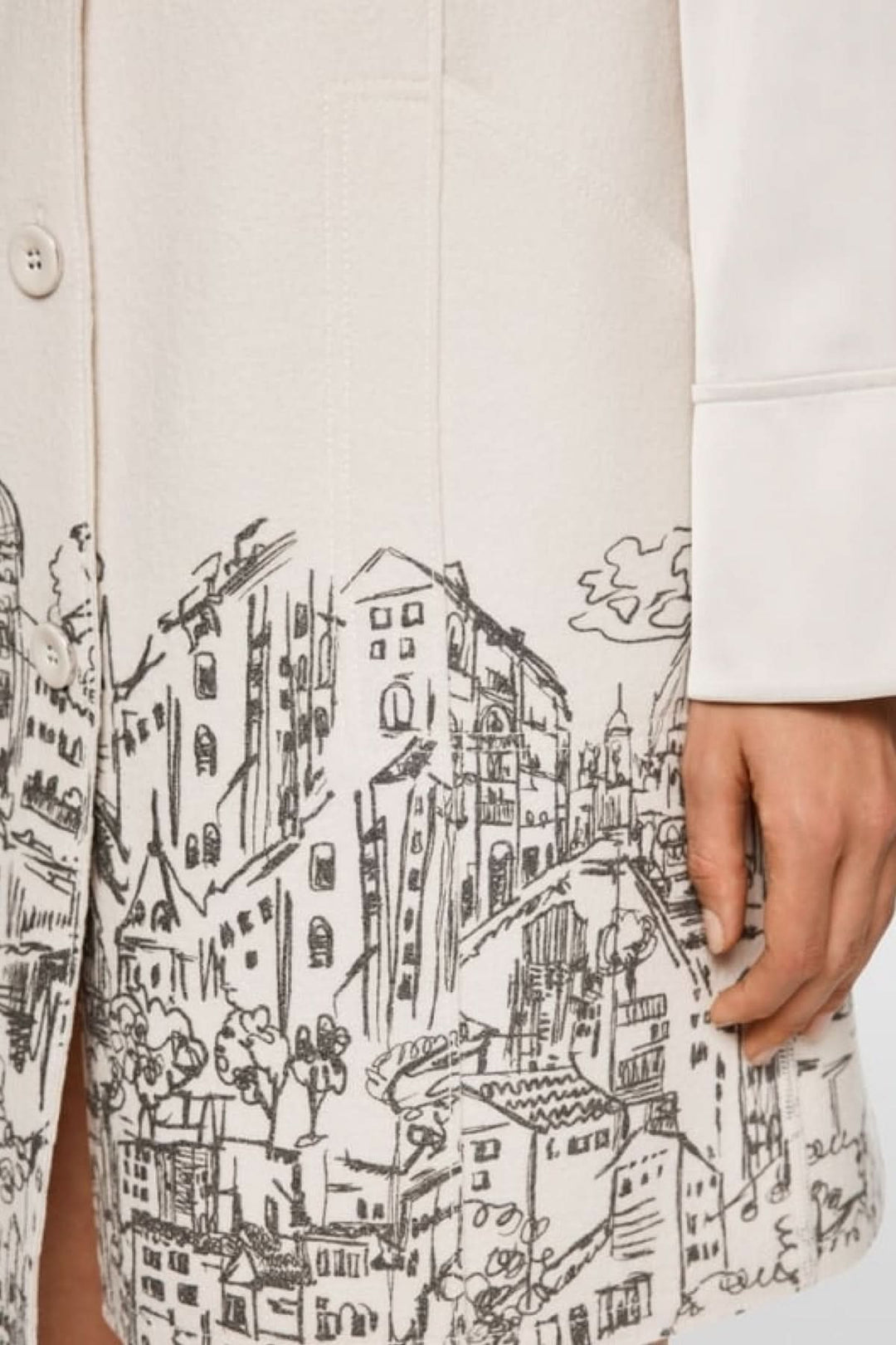 Robe en laine bouillie avec imprimé urbain artistique sur le devant, légèrement évasée et sans manches, tricotée en Allemagne.