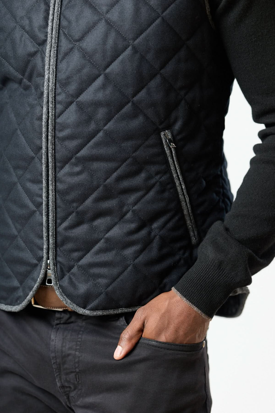 Veste sans manches matelassée en laine Vitale Barberis, élégante et fonctionnelle, avec texture douce et col montant boutonné.