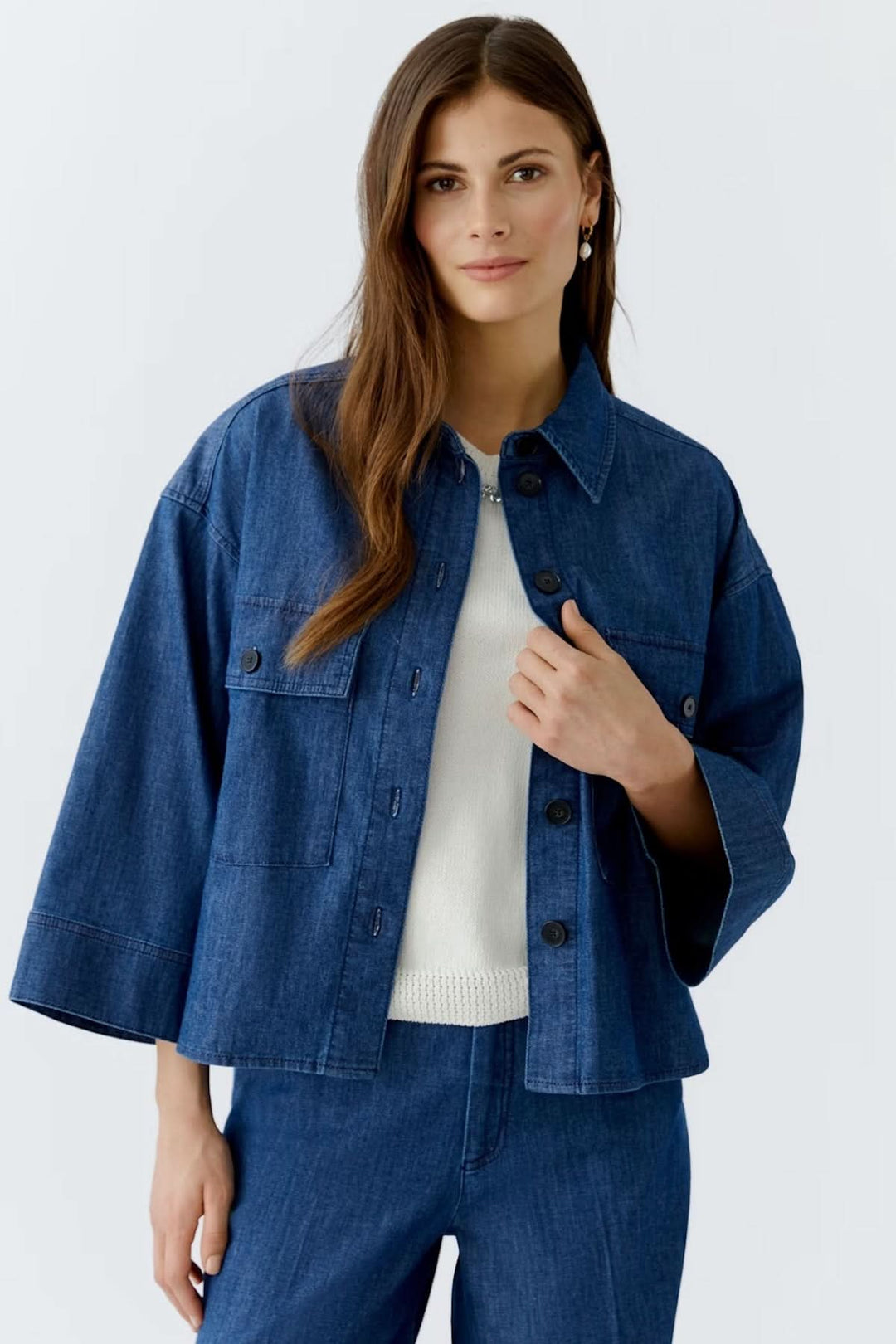 Veste courte en denim moderne avec manches larges, col chemise et poches plaquées, style décontracté et chic.