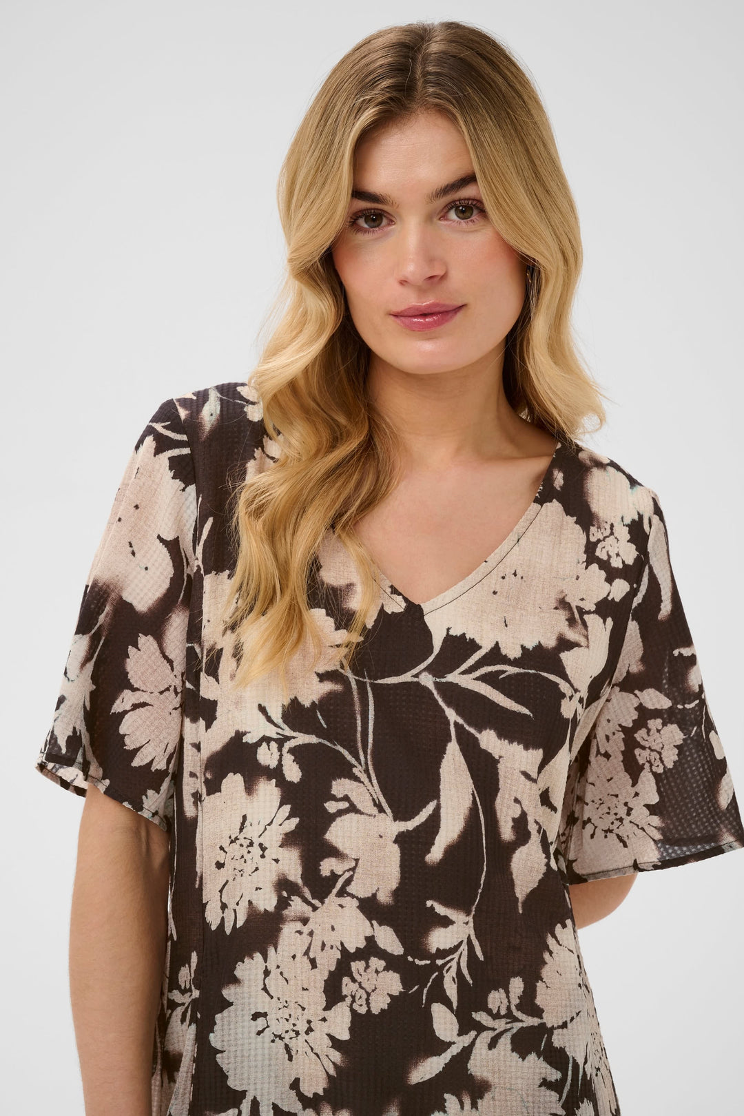 Front view of a short floral dress Cream for women, colour blue with puff sleeves - Valérie Simon