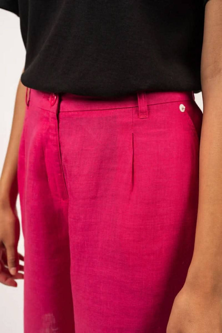 Short Cécile en lin rose vif, coupe moderne avec poches avant, parfait pour les journées estivales.