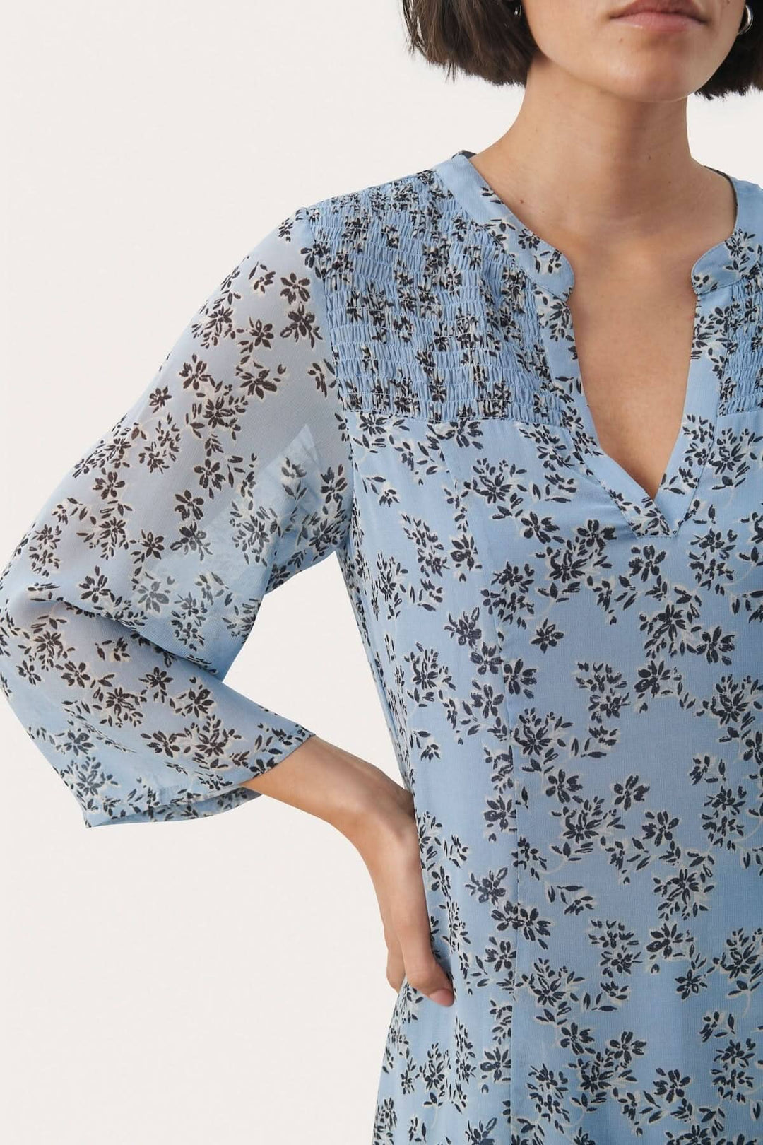Robe fleurie Elka en bleu avec imprimé floral, manches mi-longues et col en V, idéale pour toutes les occasions.