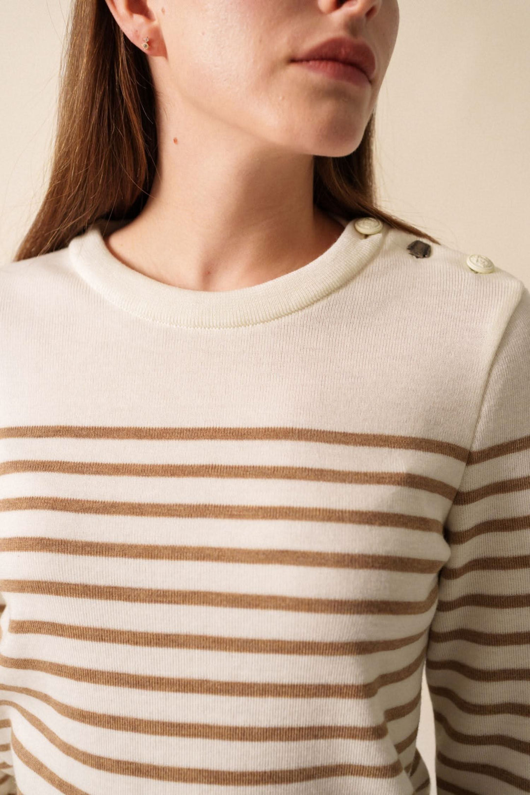 Chandail Bregancon R avec rayures beiges et blanches, détail des boutons sur l'épaule gauche.