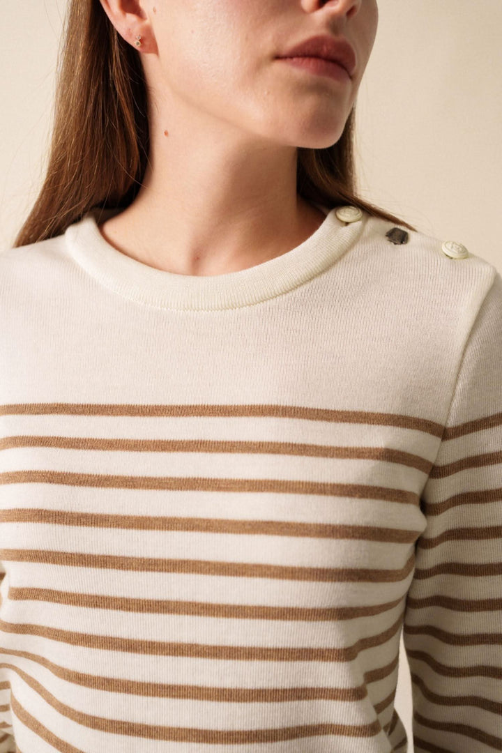 Chandail Bregancon R avec rayures beiges et blanches, détail des boutons sur l'épaule gauche.