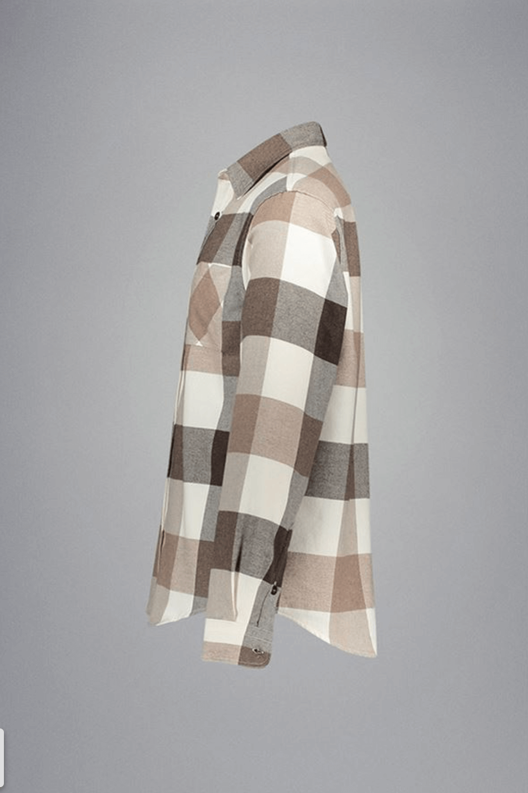 Chemise en flanelle à grands carreaux neutres avec teintes beiges et brunes, vue de profil sur fond gris.