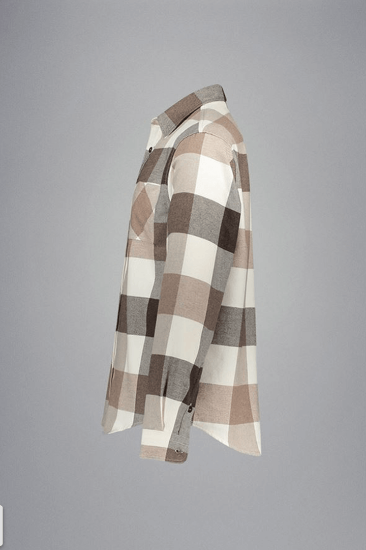 Chemise en flanelle à grands carreaux neutres avec teintes beiges et brunes, vue de profil sur fond gris.