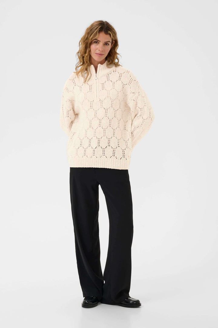 Chandail Zilla ajouré à demi-fermeture éclair, femme portant un chandail élégant en tricot texturé avec motif ajouré, style chic et décontracté.