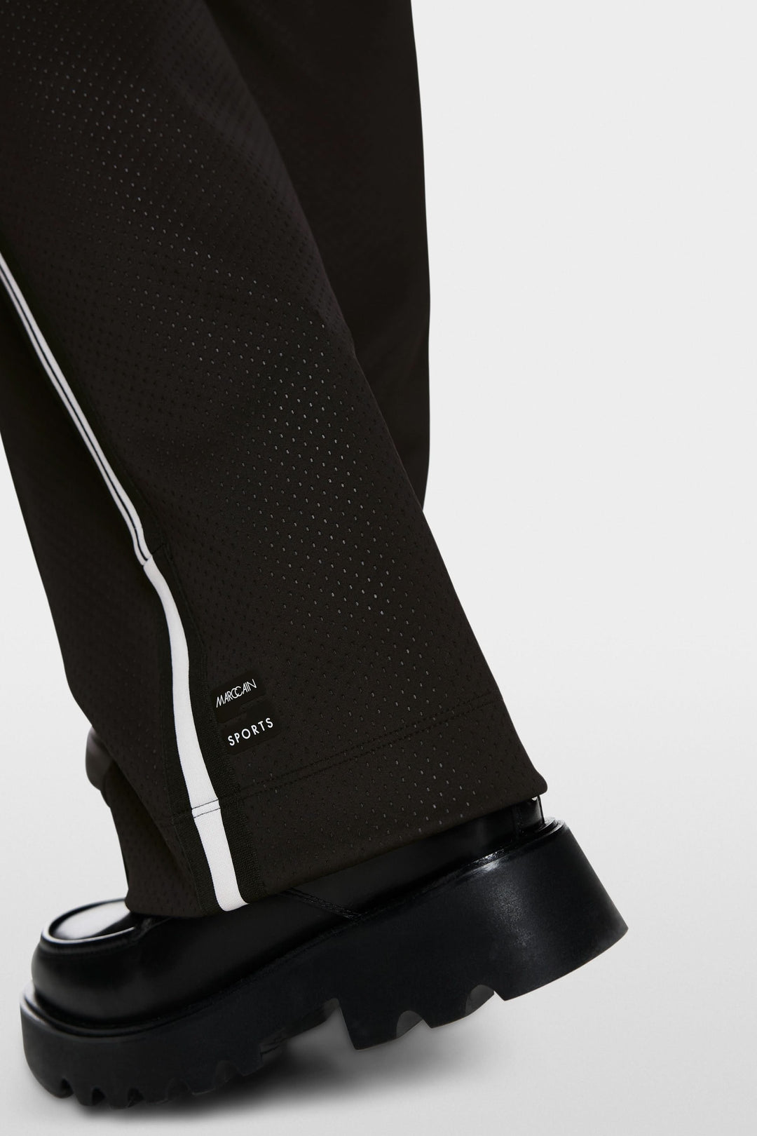 Pantalon Washington sportswear moderne avec coupe droite, taille élastique et bandes contrastées.