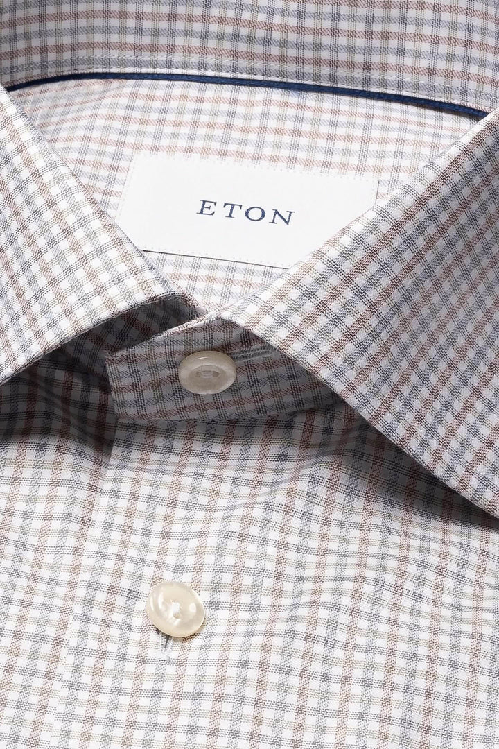 Chemise en coton à carreaux fins multicolores avec petits boutons en nacre, élégante pour tenues professionnelles et occasions décontractées.