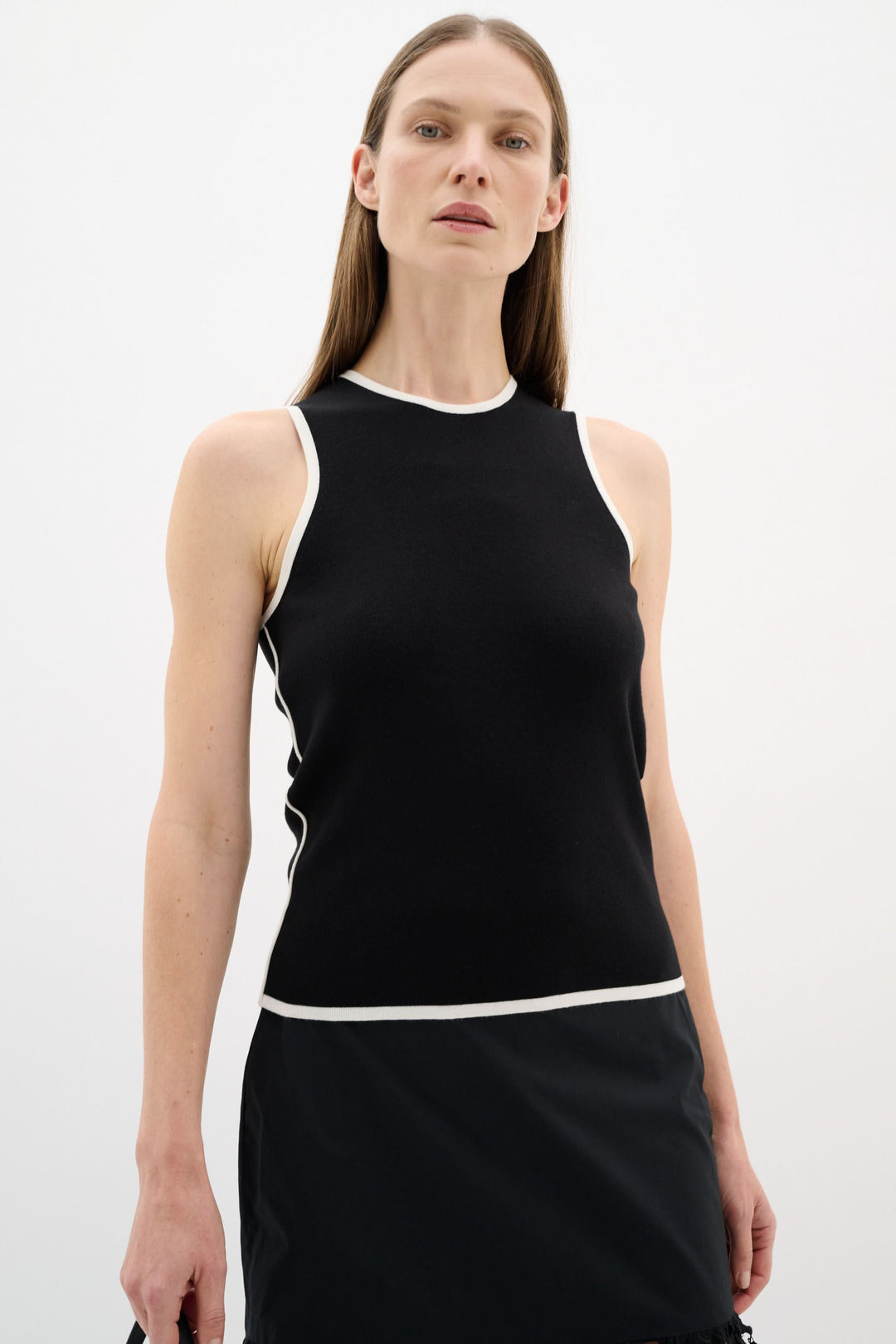 Camisole Sacco sans manches noire avec encolure ronde et liseré contrastant pour un look minimaliste.