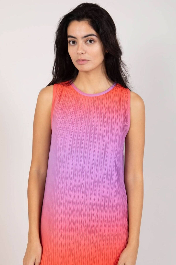 Robe sans manches dégradé de couleurs, rose et violet, avec encolure ronde et coupe ample.