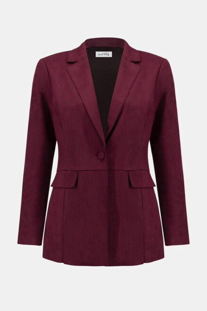 Veston long suédé bordeaux élégant avec coupe ajustée et col à revers classique.