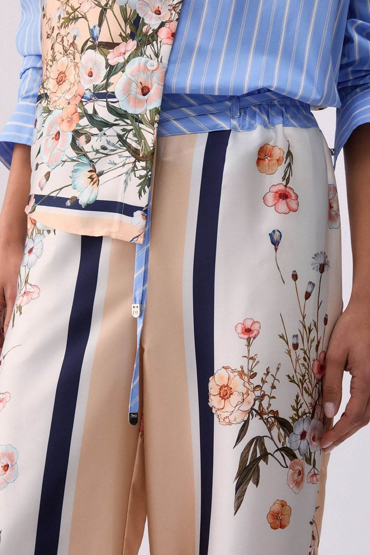 Pantalon fluide à motifs et rayures contrastées