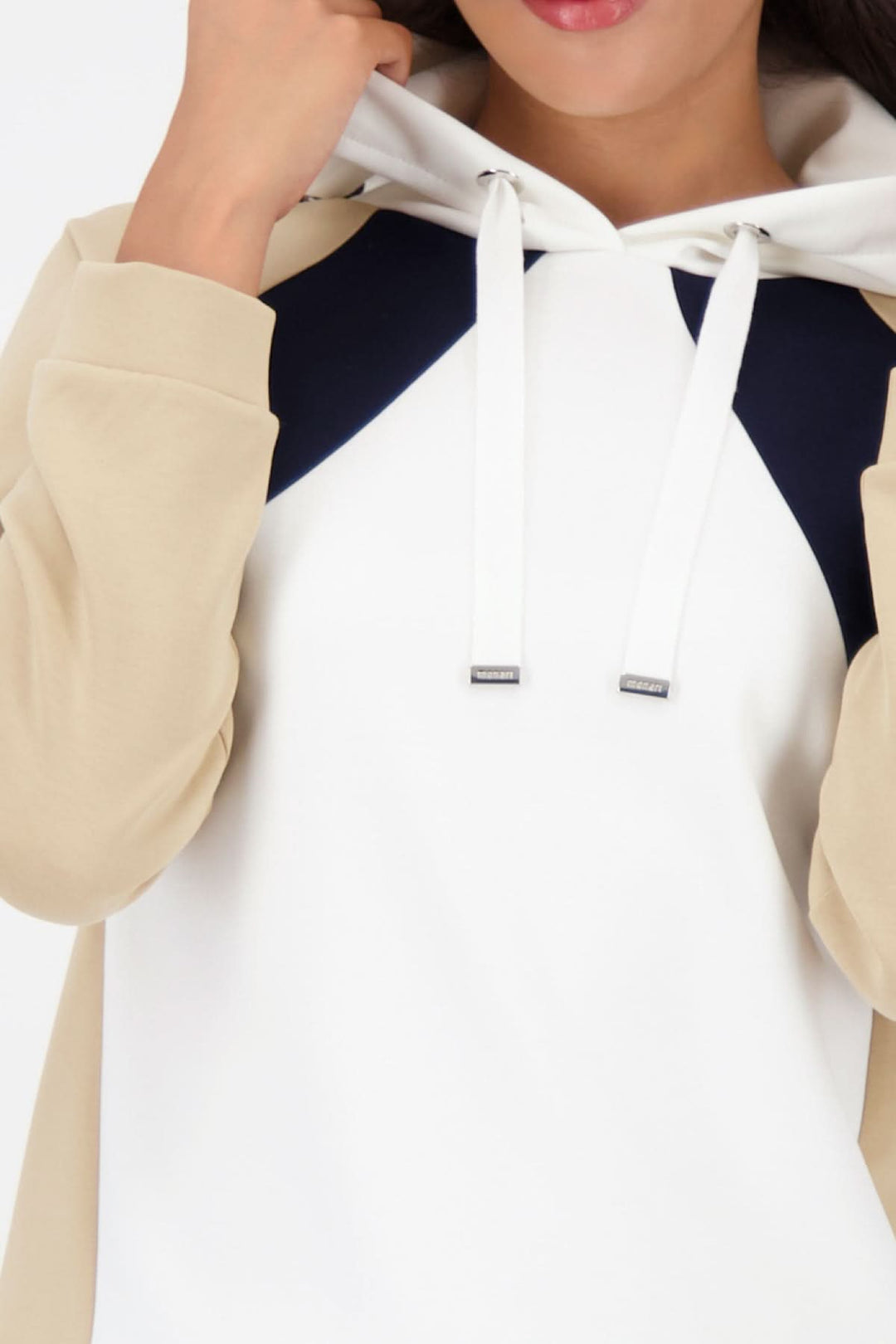 Sweat colorblock à capuche en trois teintes avec cordon blanc, style chic urbain et moderne.