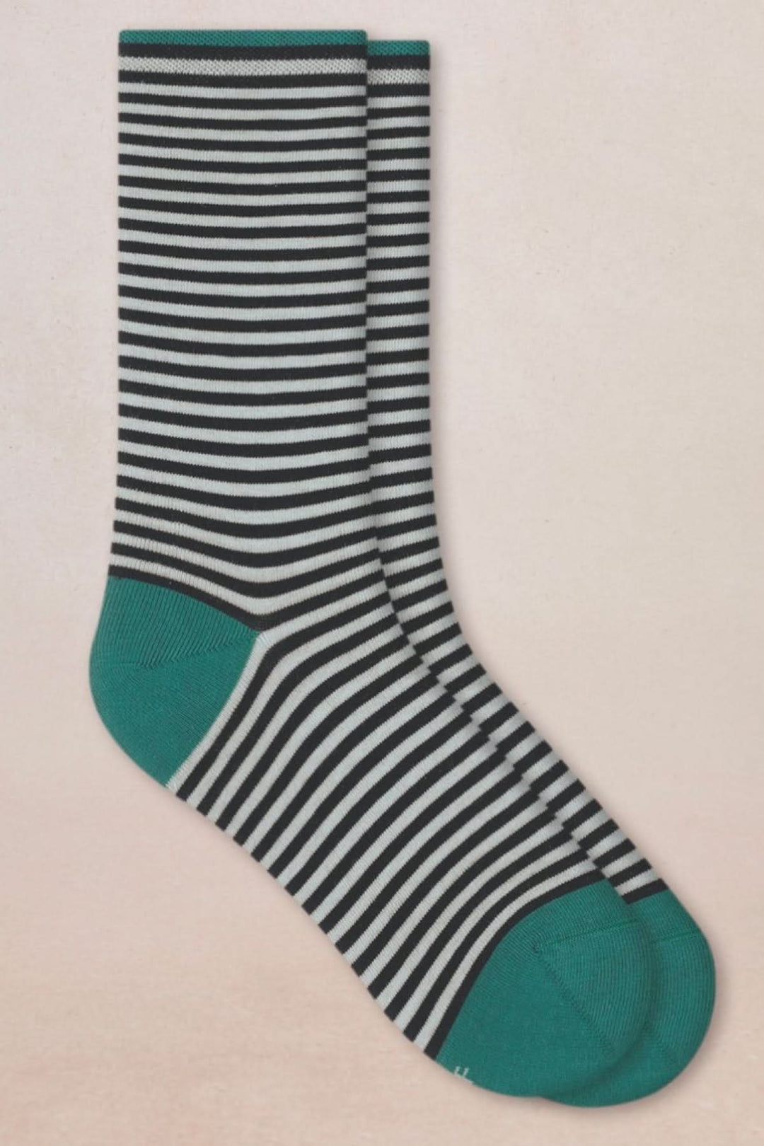 Chaussettes à rayures fines noires et blanches avec talon et pointe verts, design moderne, confort au quotidien.