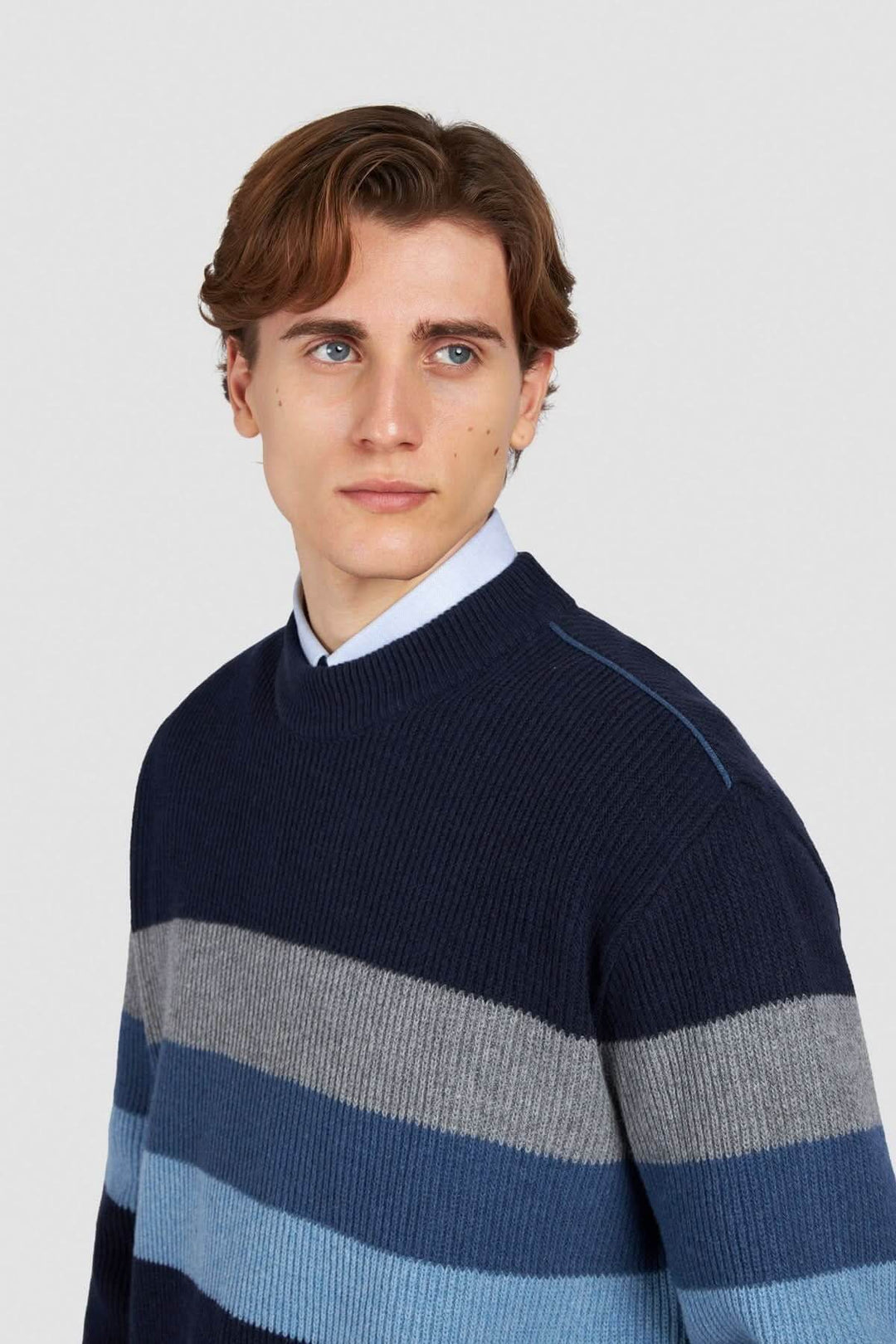 Chandail en maille à rayures texturées avec col montant, coloris navy et bleu, pour un look urbain élégant.
