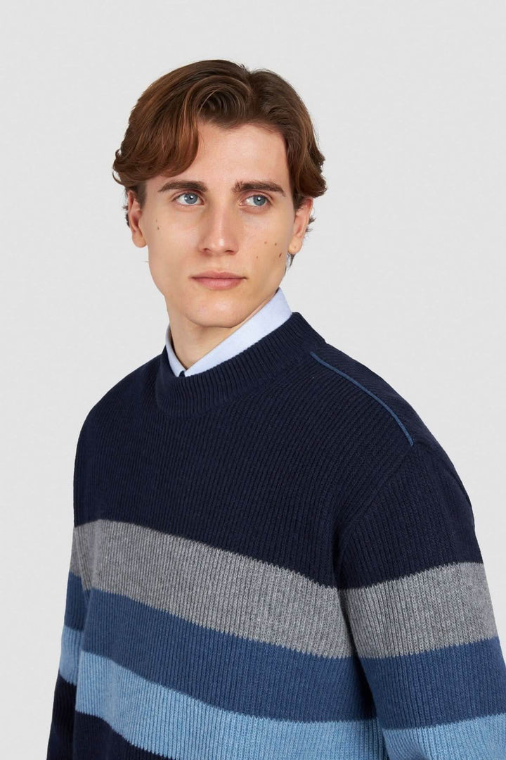 Chandail en maille à rayures texturées avec col montant, coloris navy et bleu, pour un look urbain élégant.