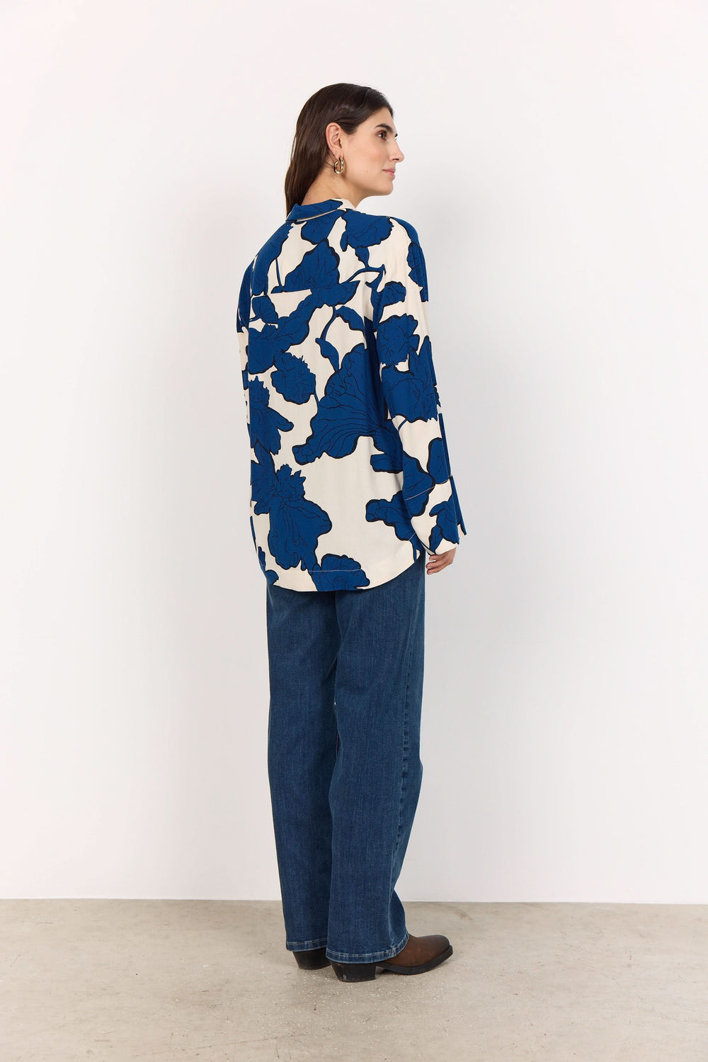 Chemise oversize imprimée floral bleu, coupe fluide, portée avec un jean, vue arrière.