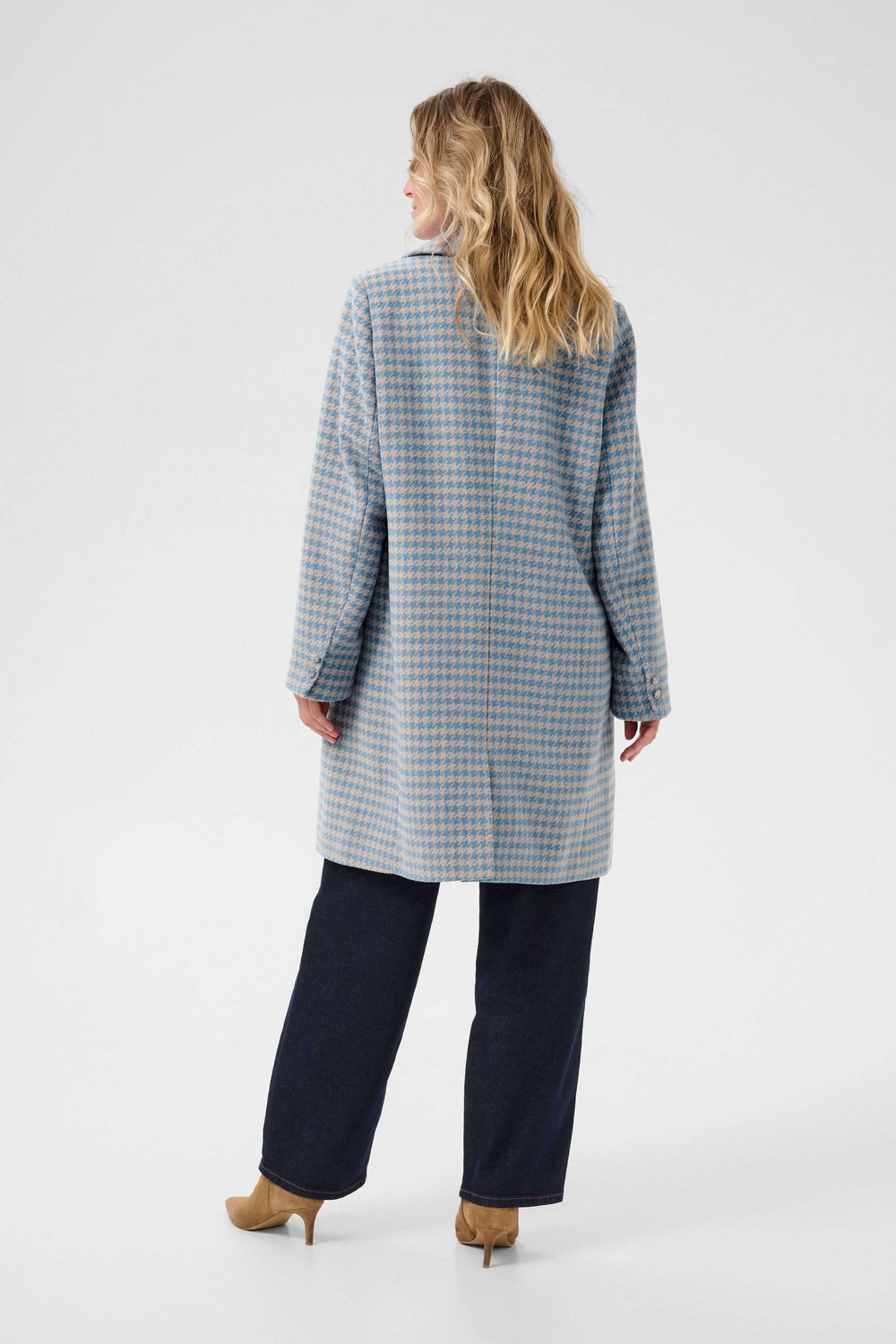 Femme portant le Manteau Westie à motif pied-de-poule et coupe droite, montrant l'élégance du design automnal.