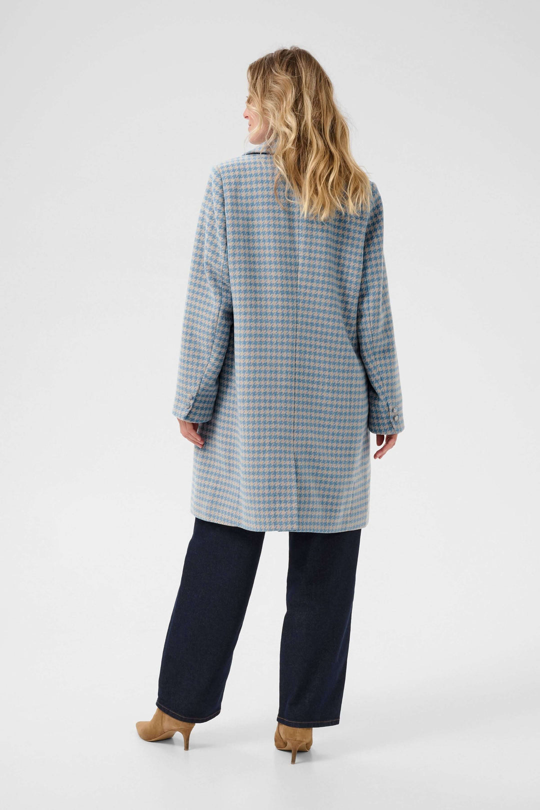 Femme portant le Manteau Westie à motif pied-de-poule et coupe droite, montrant l'élégance du design automnal.