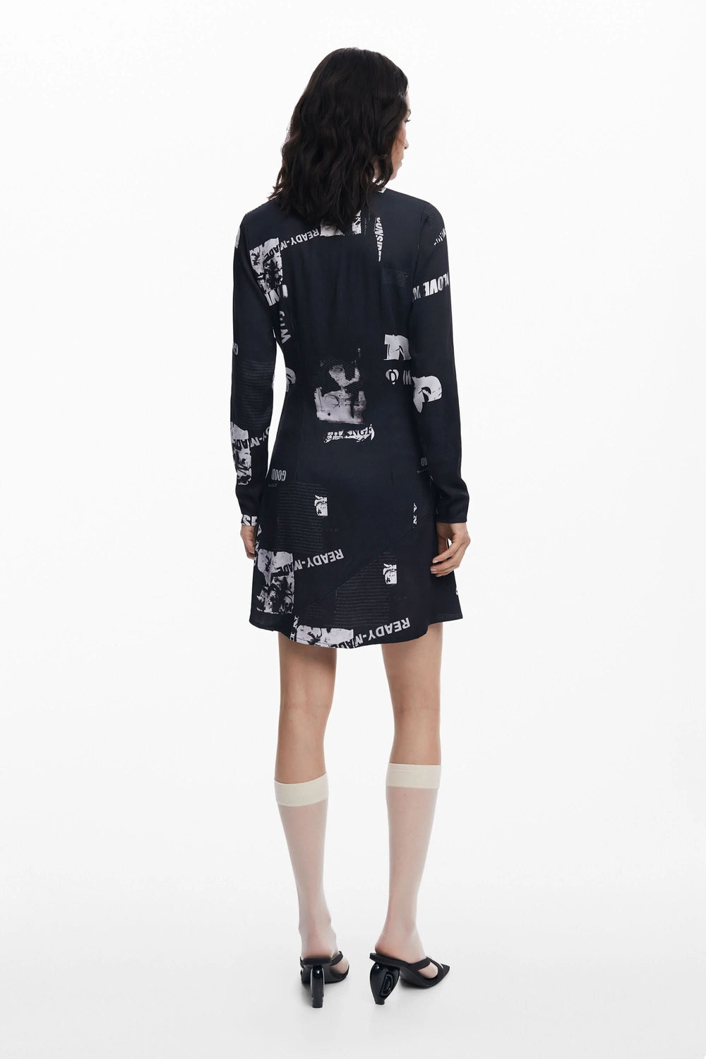Robe manches longues avec imprimé typographique noir et blanc, vue arrière, look moderne et urbain.