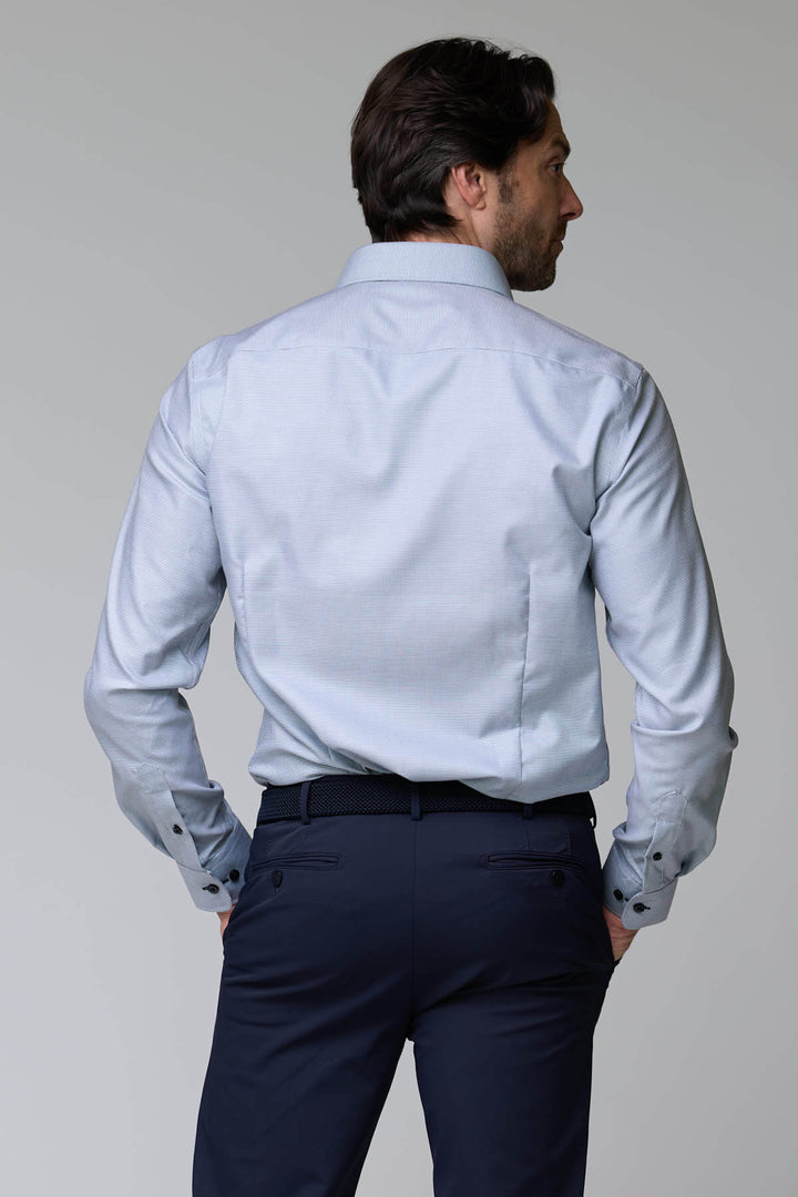 Homme portant une chemise à micro-motif texturé, coupe ajustée, vue de dos, idéale pour occasions chics ou bureau.