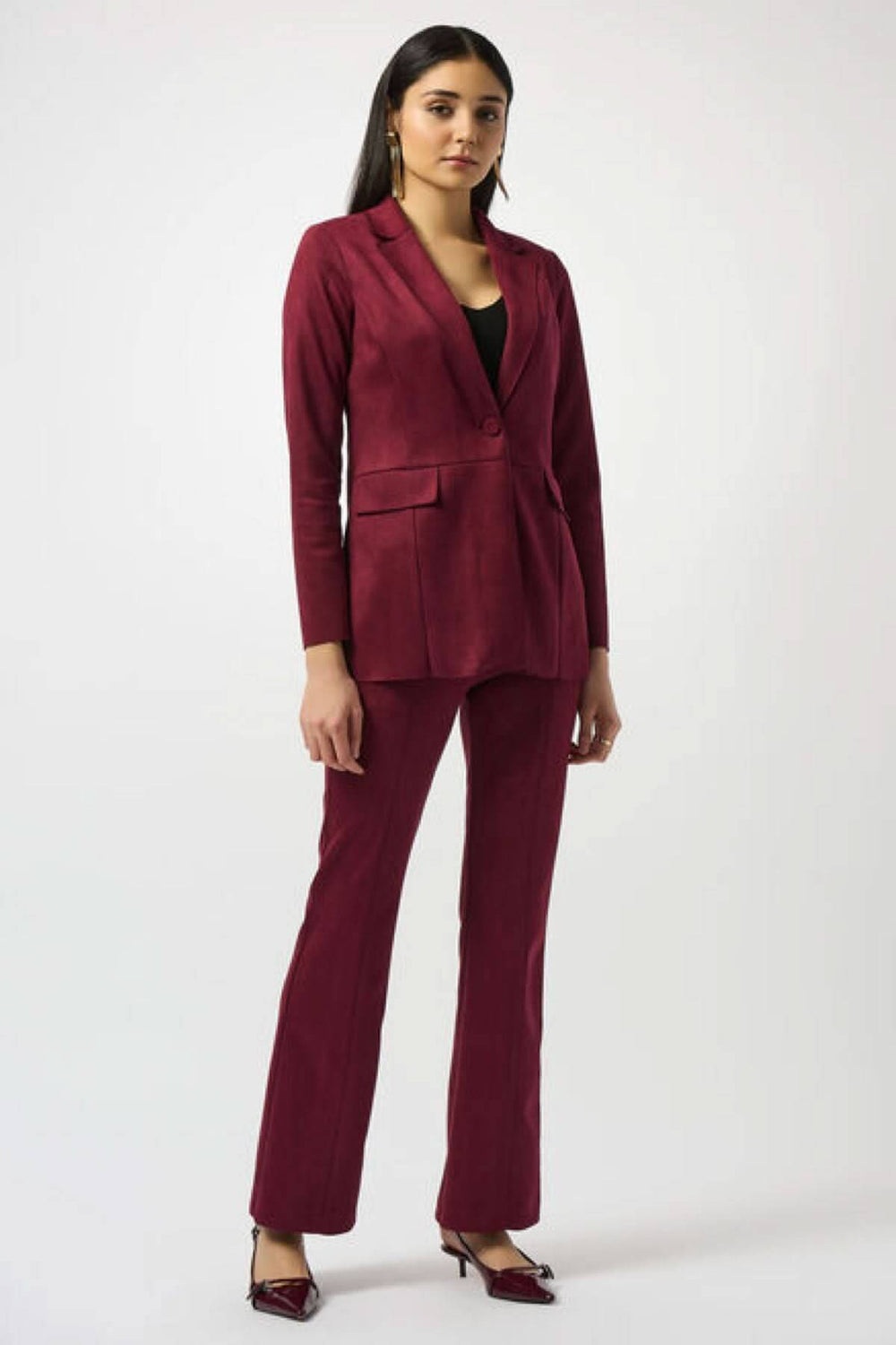 Veston long suédé bordeaux sur mannequin, coupe ajustée et élégante, associé à un pantalon assorti.