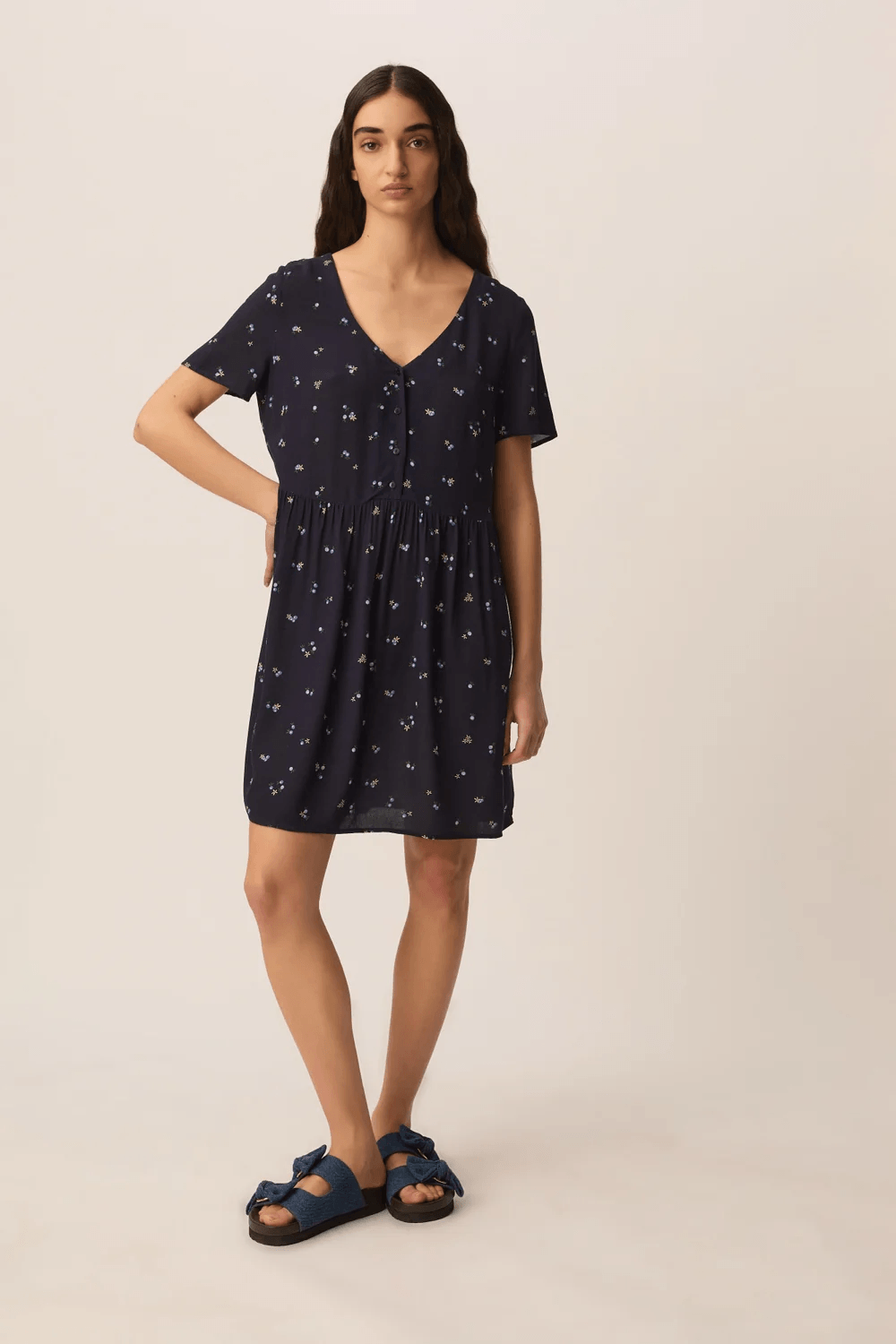 Elarya Short, Flowing Dress with a V-neck