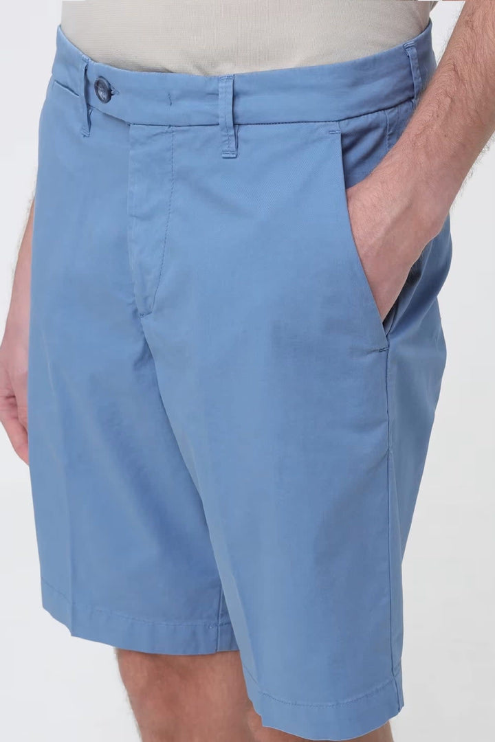 Vue de côté short chino essentiel REHASH pour homme beige avec poches latérales détachées - Valérie Simon
