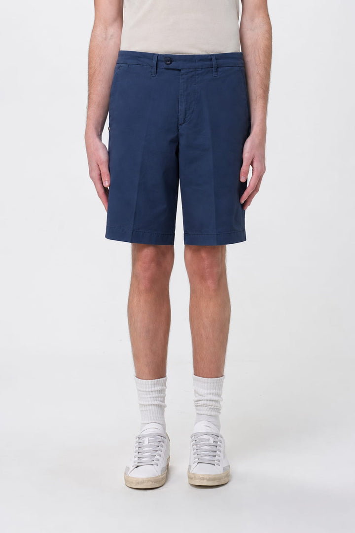 Vue de face short chino REHASH pour homme beige avec poches et ourlets - Valérie Simon