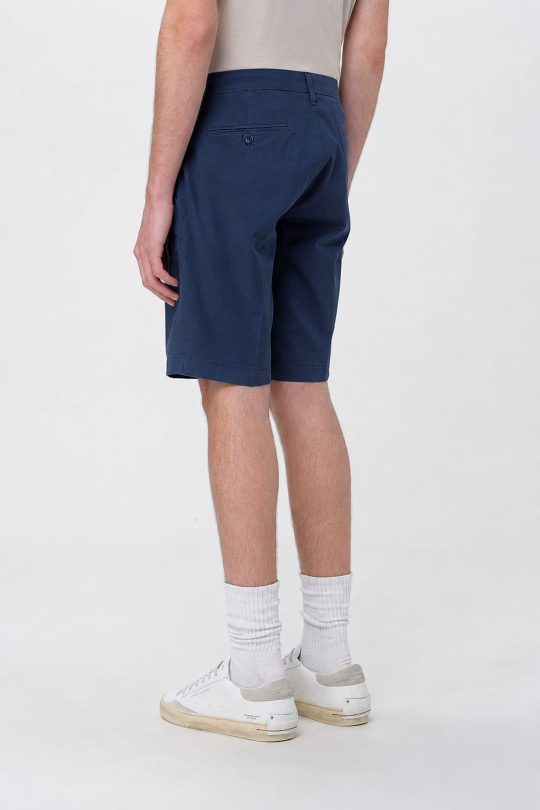 Vue de dos short chino REHASH pour homme beige avec poches à rabat - Valérie Simon