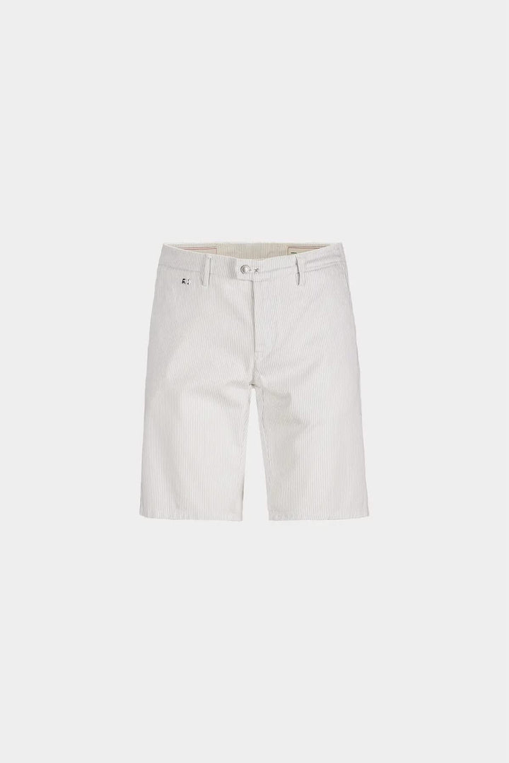 Vue de face short rayé texturé Tramarossa pour homme en blanc et bleu avec détails ceinture - Valérie Simon