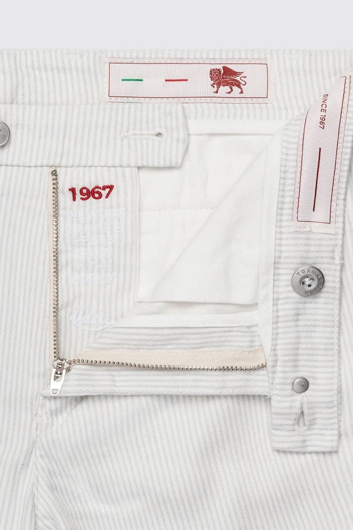 Vue de face short texturé rayé Tramarossa pour homme blanc avec poches visibles - Valérie Simon