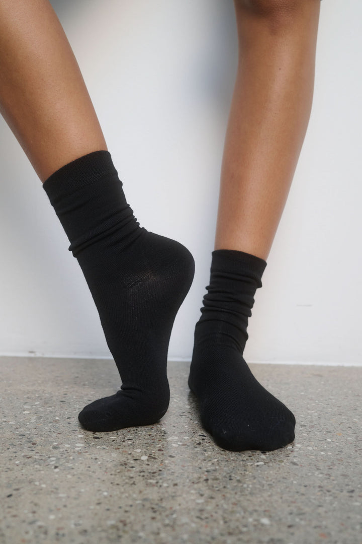 Lot de trois chaussettes noires unies, confortables et extensibles, parfaites pour un usage quotidien.