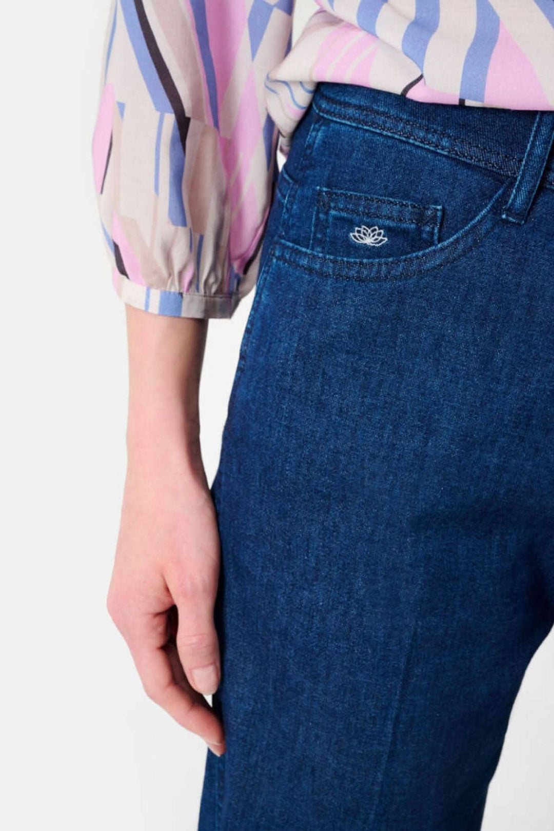 Vue rapprochée d'un jean MAINE, mettant en valeur sa coupe élégante et son design sophistiqué.