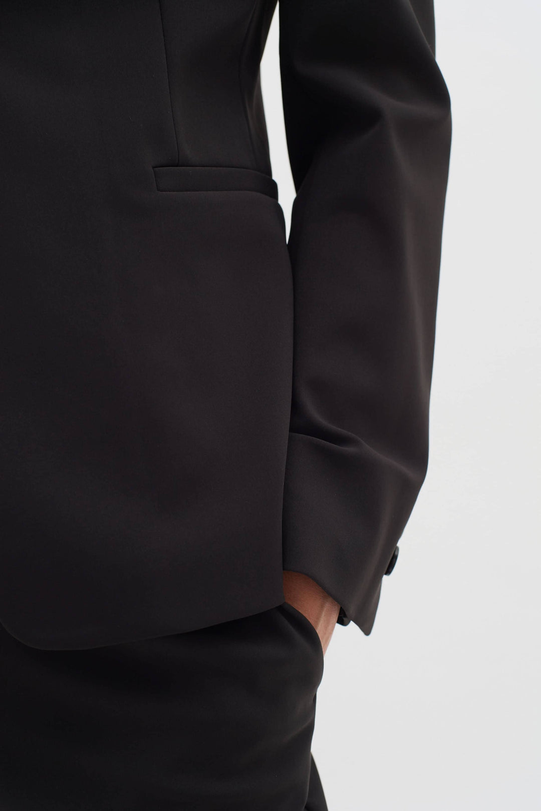 Veston de voyage Zeal en tissu noir, coupe slim, avec poches passepoils et détails classiques.