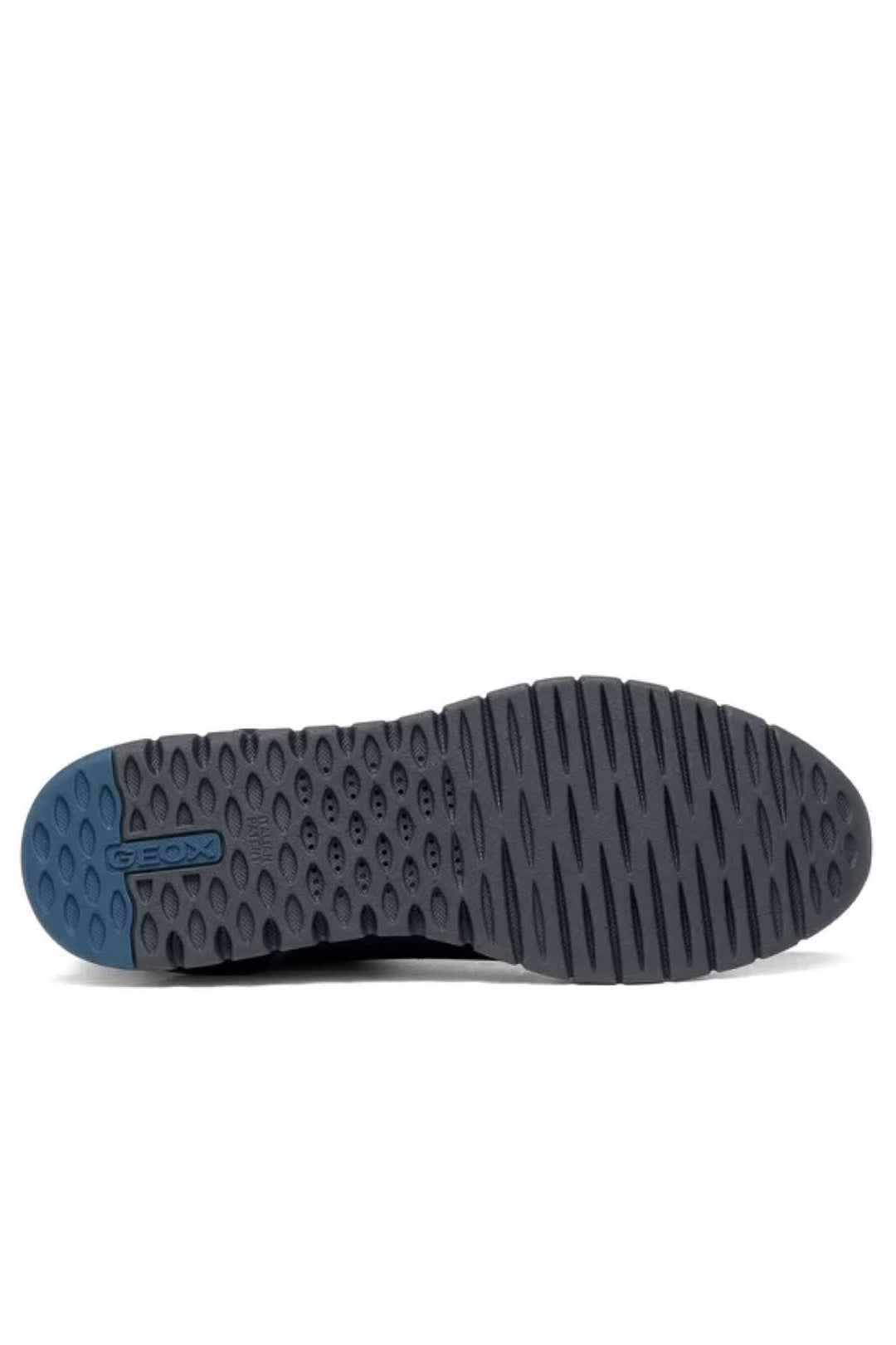 Vue de côté sneakers Geox en cuir suédé marron pour homme avec détails de couture blanche - Valérie Simon