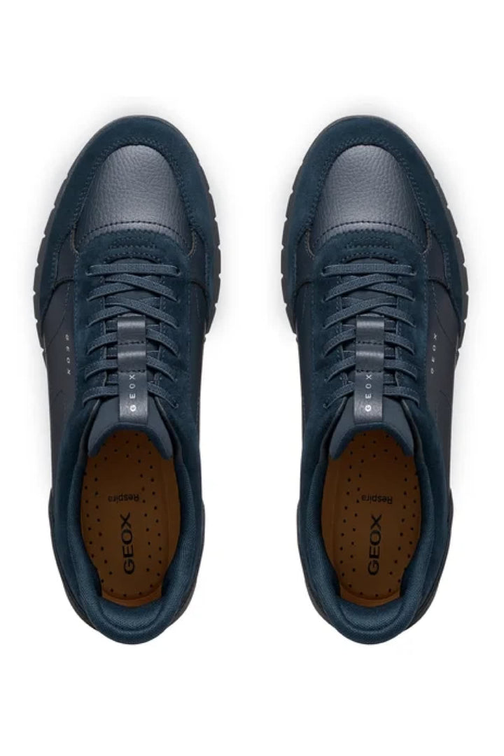 Vue latérale soulier sport en cuir suédé Geox pour homme gris avec semelle blanche et logo discret - Valérie Simon
