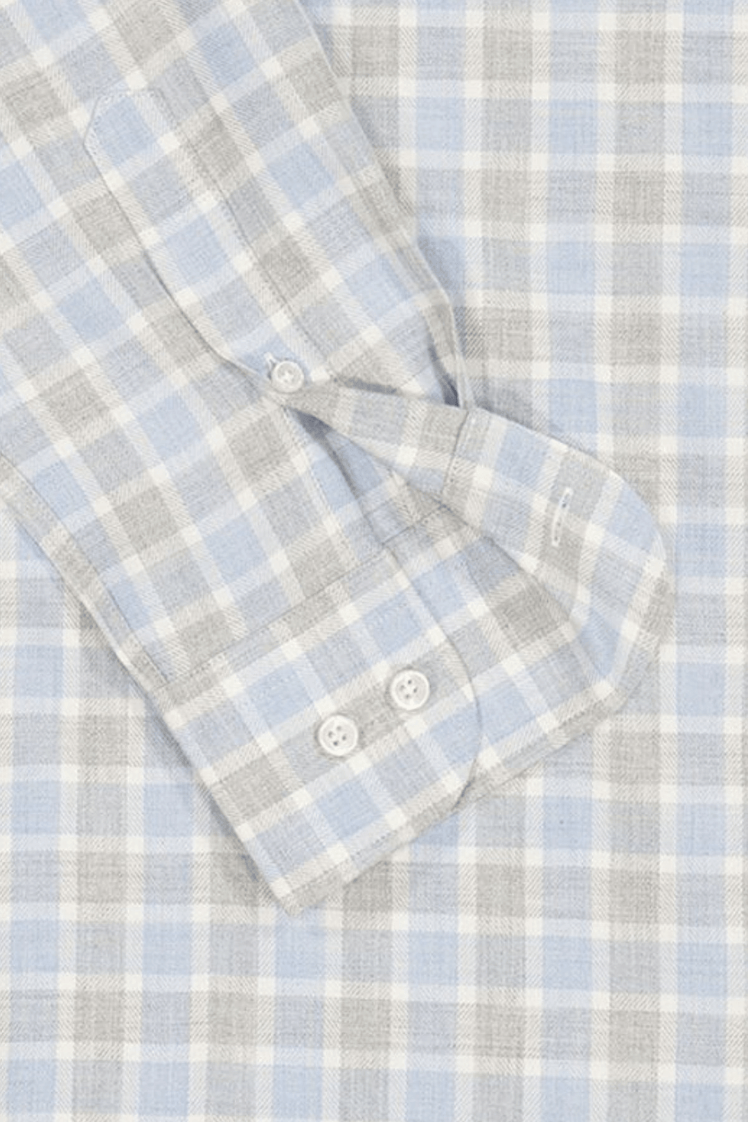 Chemise en flanelle à carreaux bleu pâle et gris avec col boutonné et détails modernes.